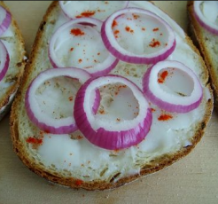 Zsíroskenyér lilahagymával