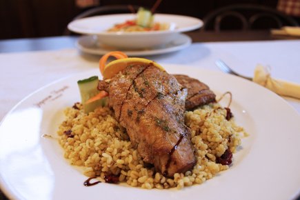 Vajban sült zöldfűszeres harcsafilé aszalt paradicsomos bulgurral