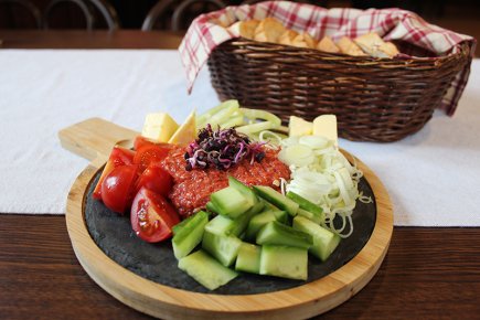 Tatárbeefsteak vajjal, pirítóssal és friss zöldségekkel
