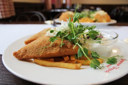 Rántott sajt hasábburgonyával és tartármártással