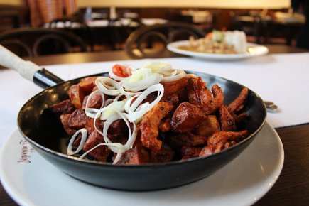 Brassói aprópecsenye fűszeres kockaburgonyával