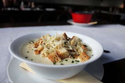 Fokhagyma krémleves sajttal és fűszeres kenyérkockákkal