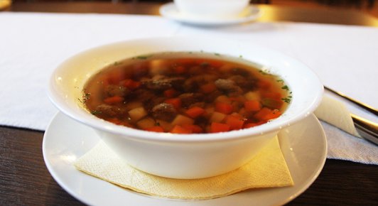 Húsleves májgaluskával és zöldségekkel