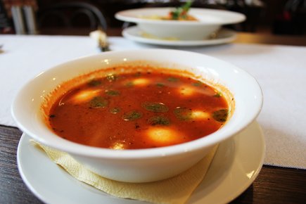 Bazsalikomos paradicsomleves mozzarellával