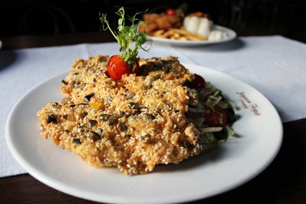 Sokmagvas pulykamell friss mediterrán salátával