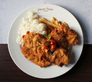 Rántott csirkemell jázmin rizzsel és hasábburgonyával