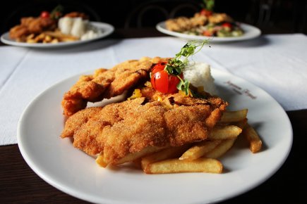 Rántott pulykamell jázmin rizzsel és hasábburgonyával