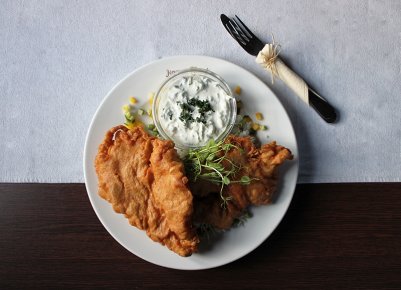 Sörtésztában sült csirkemell szeletek rizi-bizivel és uborkás tejföllel