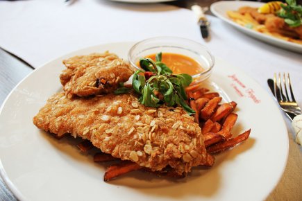 Zabpelyhes csirkemell édesburgonyával és BBQ mártogatóssal