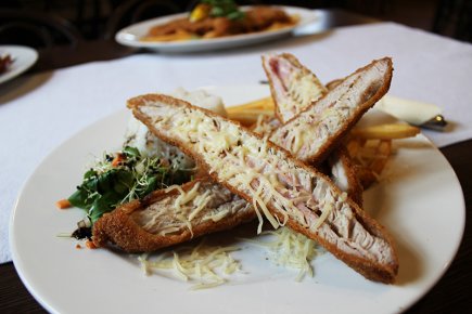 Kékszalag pulykamell füstölt sonkával és füstölt sajttal töltve, hasábburgonyával és jázmin rizzsel