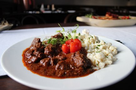 Vörösboros marhapörkölt házi galuskával