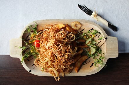 Hagymás rostélyos fűszeres héjasburgonyával