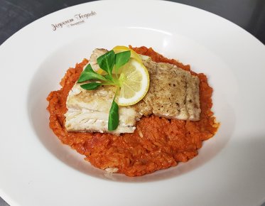 Roston sült tengeri halfilé paradicsomos rizottóval