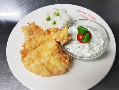 Párizsi csirkemell rizibizivel és uborkás tejföllel